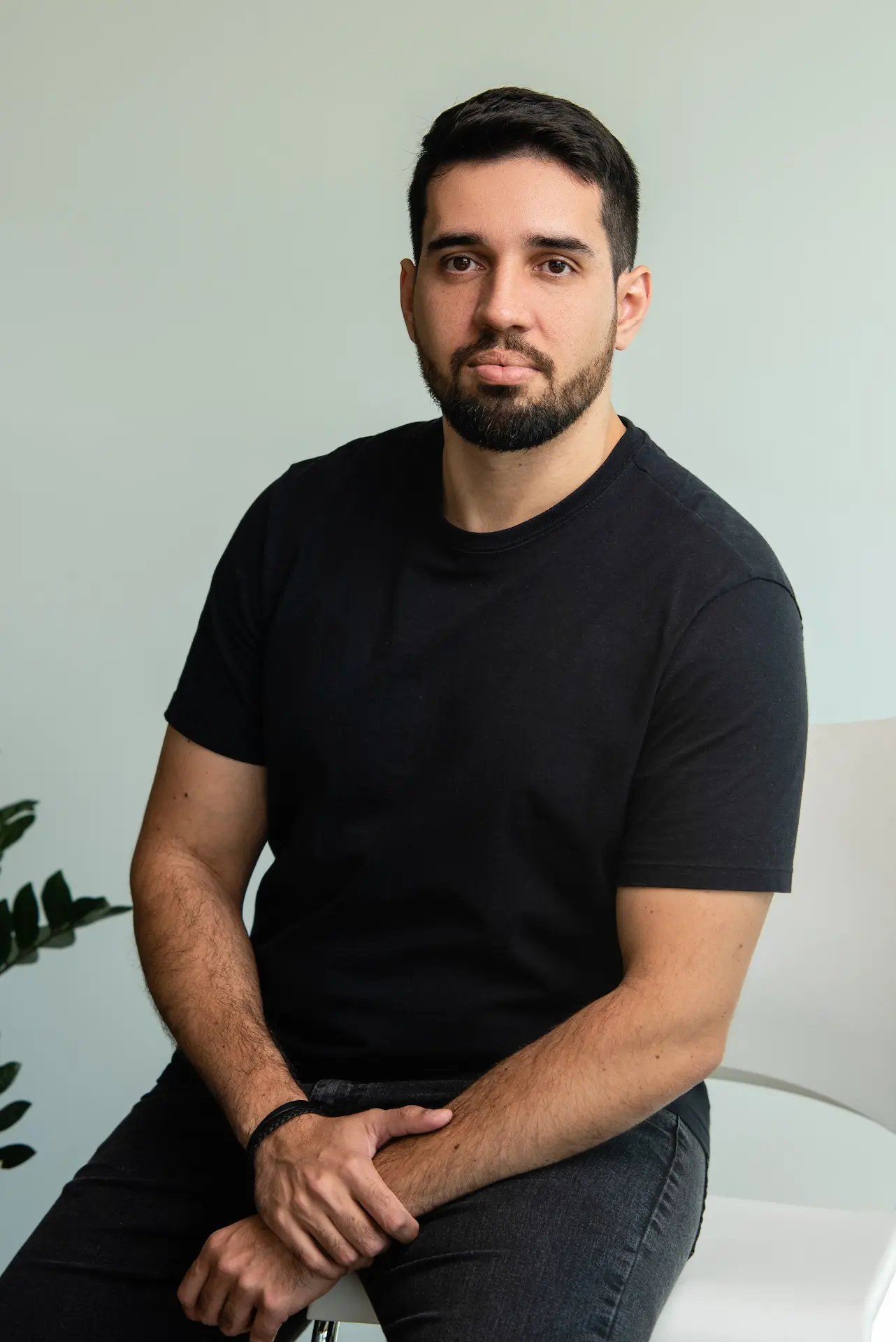 Rafael Machado, designer e webflow expert posando para uma foto.